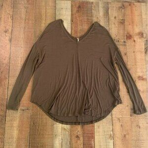 Free people oversized long sleeve stretch knit flowy top in olive green -S